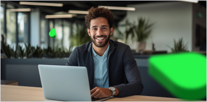 Homem sorrindo realizando a renovação do certificado digital