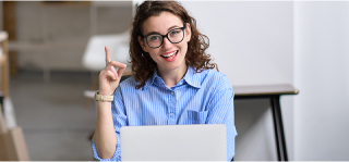 Mulher em seu notebook instalando o certificado