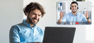 Homem sorrindo validando seu certificado através de videoconferência