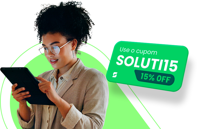 mulher com tablet cupom de 15% off