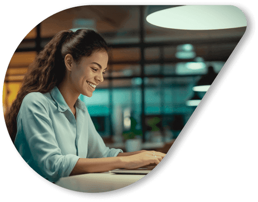 mulher utilizando certificado digital